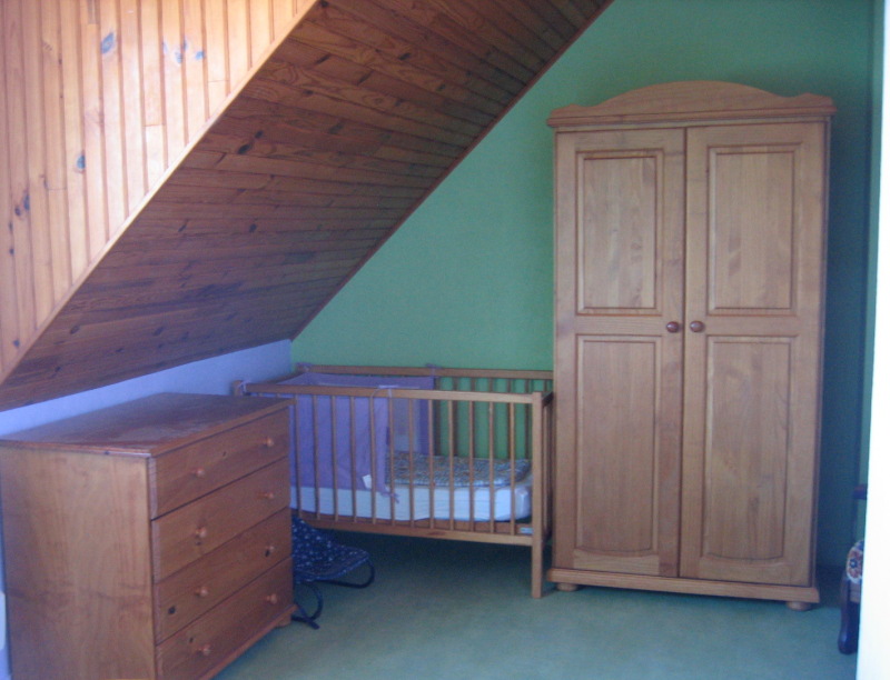 Holiday house for family with baby and children in Crozon - the baby bed and the cupboard